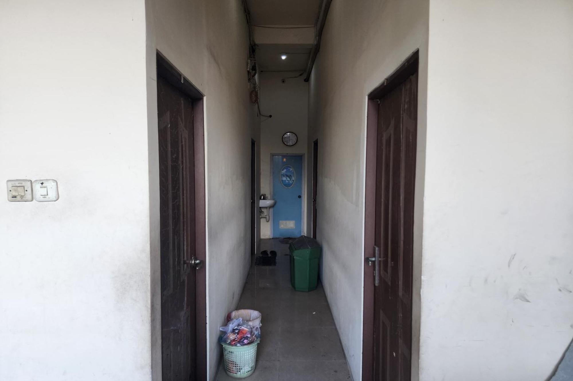 Oyo 93863 Dv Homestay Syariah Genteng Surabaya Exterior photo